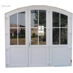 Porte fenêtre PVC cintré 3 ouvrants – L 2442 x H 1985
