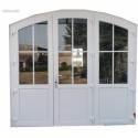 Porte fenêtre PVC cintré 3 ouvrants – L 2442 x H 1985